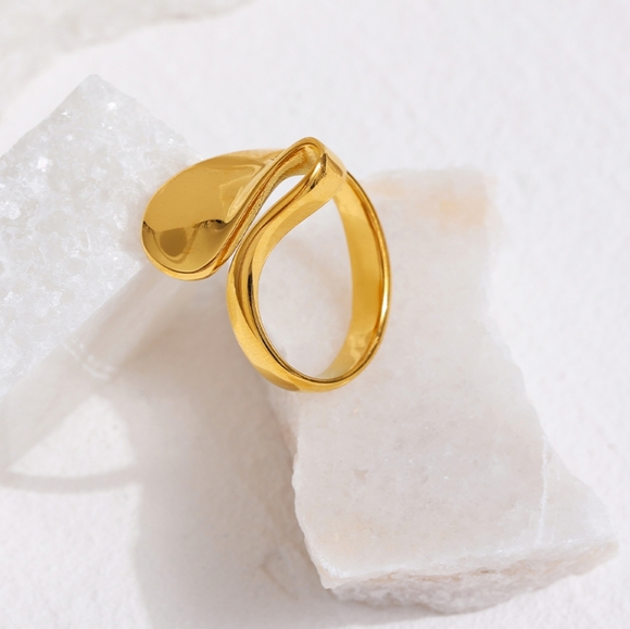 Minimalist Irregular Ring - Picture 2 of 8